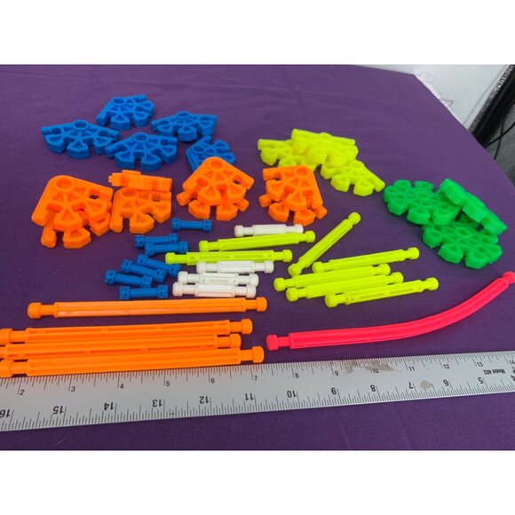 Kid k’nex 2 Incomplete Sets One Instruction Booklet Two Cases Random Pieces - Picture 5 of 6